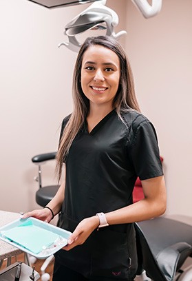 Registered dental assistant Jasmin